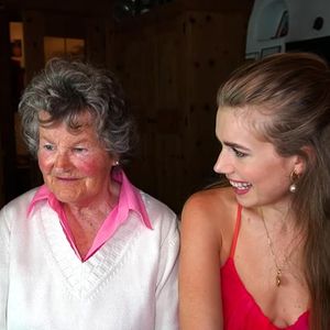 Annas Oma reagiert auf "Too Hot To Handle"-Kuss mit Stella