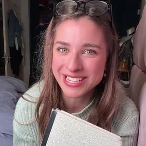 Stella Stegmann liest aus ihrem "Die Bachelorette"-Tagebuch