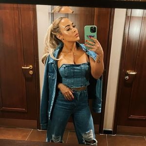 Autsch! TV-Star Stephanie Davis hat sich Knöchel geprellt
