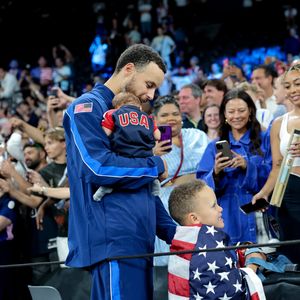 Mit seinen Söhnen: So süß feiert Stephen Curry Olympia-Gold