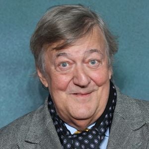 Stephen Fry klagt nach Sturz von Bühne auf Schadenersatz