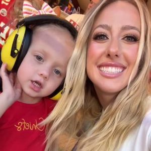 Brittany Mahomes präsentiert Chiefs-Outfit von Töchterchen