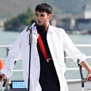 Horrorshow bei DSDS: Kandidat Steve mit Dämon-Puppe vor Jury