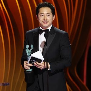 Steven Yeun übernimmt Hauptrolle in Netflix-Serie "Pagans"