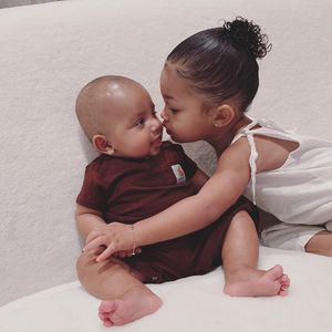 Hier gibt Stormi ihrem Cousin Psalm West einen dicken Kuss