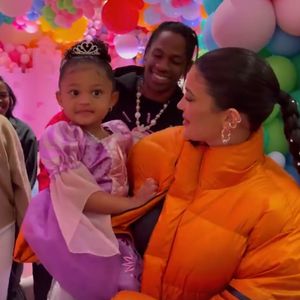 Kylie Jenner und Travis feiern zusammen Stormis Geburtstag
