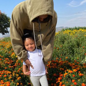 Mit Papa Travis: Kylie Jenner zeigt Stormi eine Kürbisfarm