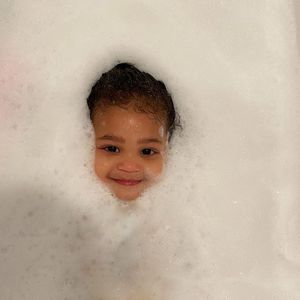 Kleiner Schaum-Zwerg: Kylie Jenners Stormi badet ausgelassen