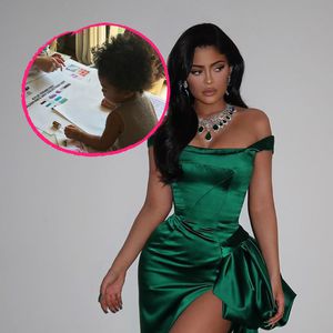 So süß hilft Klein Stormi Mama Kylie bei der Kosmetiklinie!