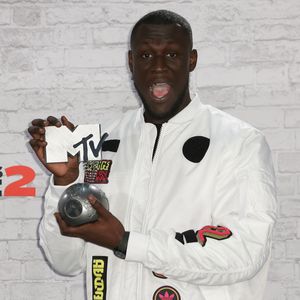 In Damenklo eingesperrt: Stormzy verpasst fast EMA-Auftritt!