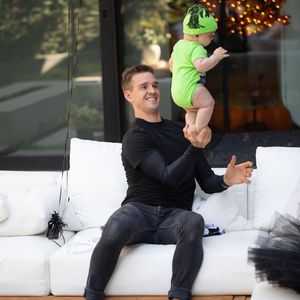 Wow! Baby von Fußballer Stuart Holden steht auf seiner Hand