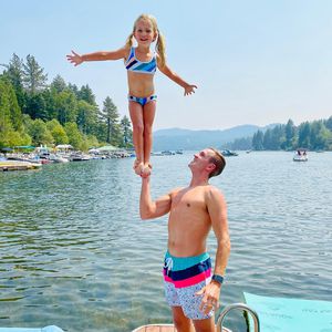 Stuart Holden stemmt Tochter mit nur einer Hand in die Höhe