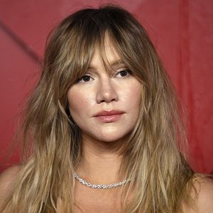 Drama hinter der Bühne: Suki Waterhouse' Kleid kam nicht an