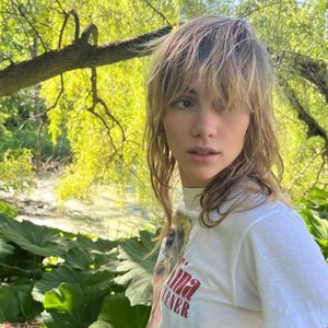 Suki Waterhouse erlitt Leistenbruch durch zu enge Hosen