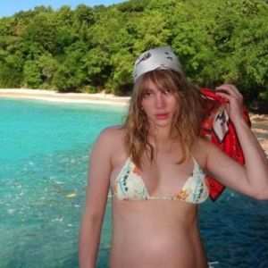 Wow! Suki Waterhouse präsentiert im Urlaub ihren Babybauch