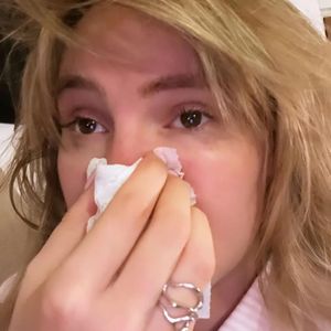Krank und schwanger: Suki Waterhouse ist trotzdem im Studio!