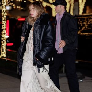 Suki Waterhouse mit kleinem Babybauch und Robert unterwegs
