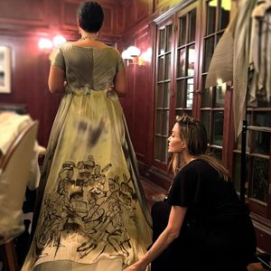 Angelina Jolie entwirft Oscar-Kleid für Jon Batistes Frau