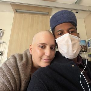 Jon Batiste teilt Klinikfotos mit kranker Ehefrau Suleika