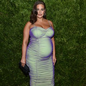 Kurz vor Geburt: Ashley Graham mit XL-Kugel im Schimmerkleid