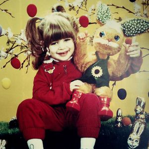 Süßes Throwback-Pic: Wer ist wohl dieser süße Osterhase?