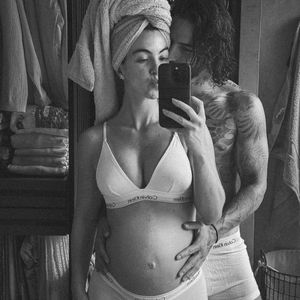 Maluma und seine schwangere Freundin posieren halb nackt!