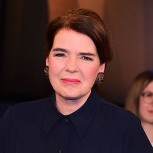 Susanne Daubner beim Schminken von Liveschalte überrascht