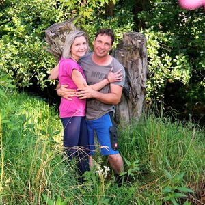 Bauer Manfred und Susanne kommen sich bei Bootrennen näher