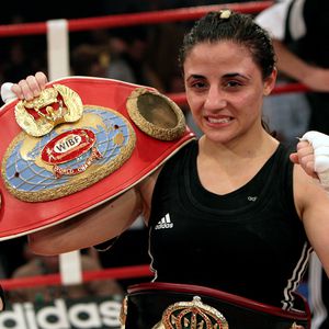 Boxerin Susi Kentikian flasht ihre Fans mit einem Booty-Pic