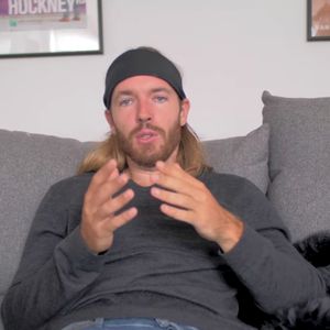 YouTube-Star isst rohes Eichhörnchen auf Veganer-Markt