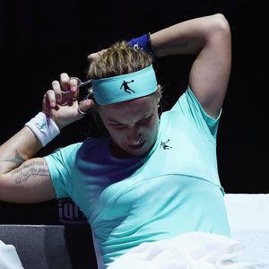 Crazy: Tennisspielerin schneidet sich im Match den Zopf ab