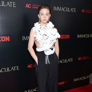 Top oder Flop? Sydney Sweeney posiert im Skulptur-Oberteil