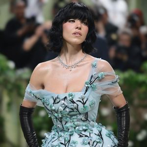 Verwandlung: Sydney Sweeney mit schwarzem Bob auf Met Gala!