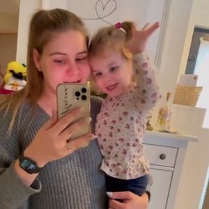 So niedlich kuschelt Sylvana Wollny mit Tochter Anastasia