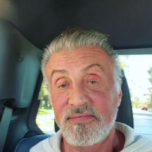 Sylvester Stallone zeigt erstmals ungefärbte graue Haare!