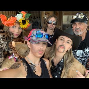 Sylvester Stallone verblüfft mit Family im "Tiger King"-Look