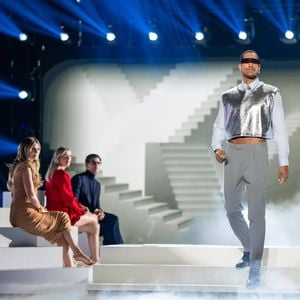 Catwalk mit Treppen und Nebel: Diese GNTM-Boys sind raus