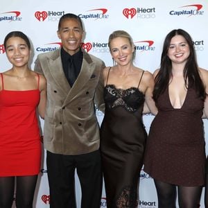 Amy Robach genießt Weihnachtsevent mit gesamter Familie