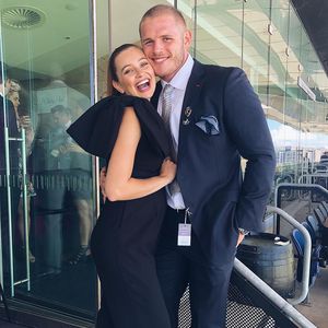 Na endlich: Tom Burgess' Freundin zeigt ihren Mini-Babybauch