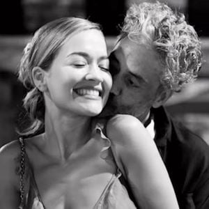 Verrät Rita Ora hier, dass Taika und sie geheiratet haben?