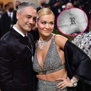 Lässt sich Taika Waititi hier für Rita Ora tätowieren?