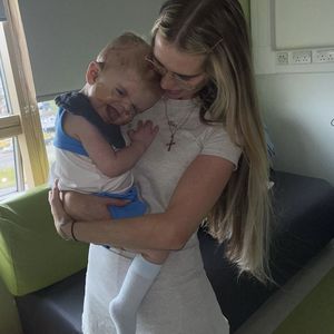 Muss Talia Oatways Sohn (1) noch im Krankenhaus bleiben?