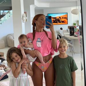 Mit allen drei Kids: Tammy Hembrow teilt süßes Familienfoto!