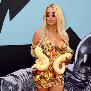 Wie Britney Spears: Tana Mongeau mit Schlange bei den VMAs!