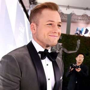 Zusammenbruch im Theater: Taron Egerton meldet sich zu Wort!