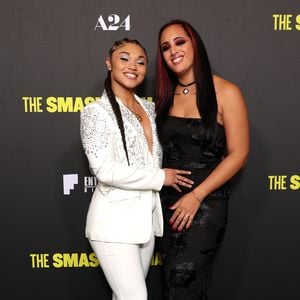 Simone Johnson macht ihre Beziehung zu Wrestlerin öffentlich