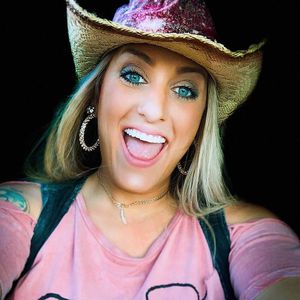 Country-Star Taylor Dee (33) bei Autounfall verstorben