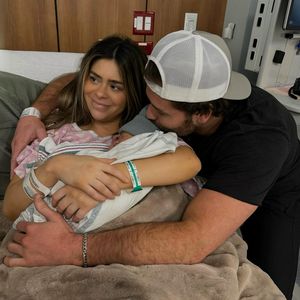 Name verraten: Taylor Frankie Pauls drittes Baby ist da!