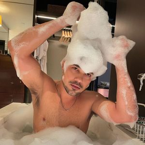 Mit Schaumkrone! Taylor Lautner zeigt sich in der Badewanne