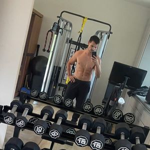 Heiß! Taylor Lautner posiert im Fitnessstudio oben ohne